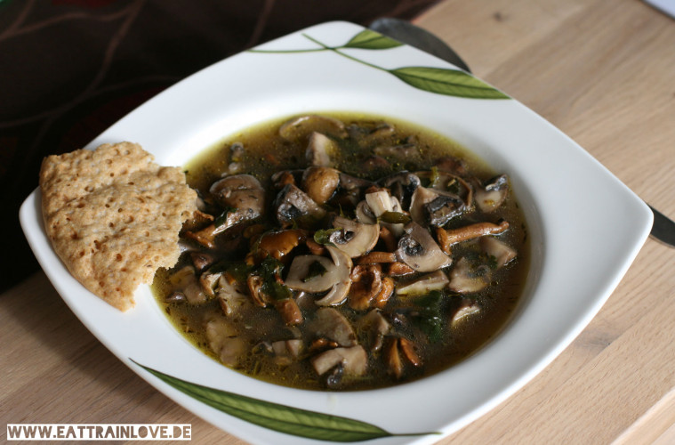 Herbstliche Champignon-Steinpilz-Suppe mit frischem Thymian - vegan ...