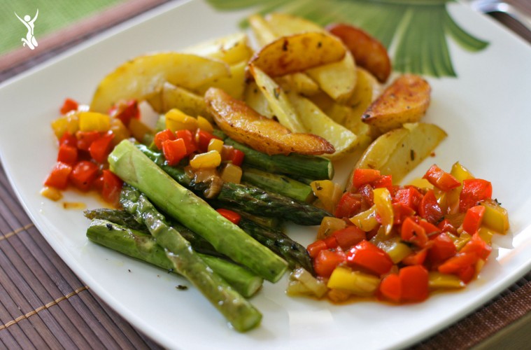 GEGRILLTER GRÜNER SPARGEL MIT ROSMARIN-KARTOFFELN UND PAPRIKA-SUGO