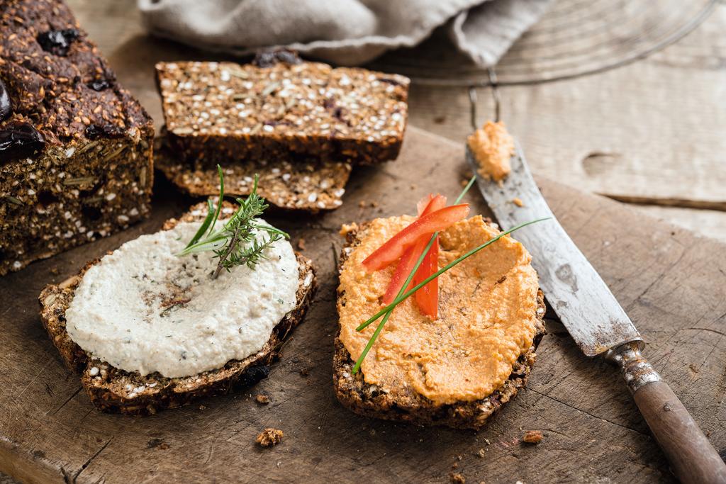 Vegane Brotaufstriche selber machen - herzhafte und süße Rezepte - EAT ...