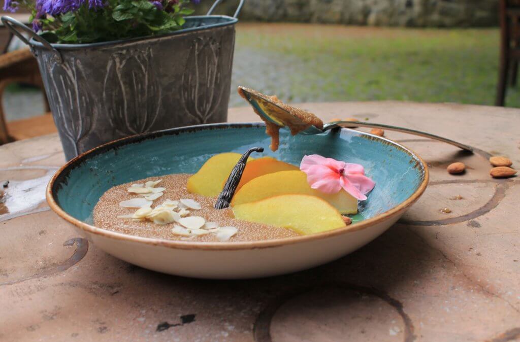 Ayurvedisches Frühstück: Amarantbrei mit Mandeln und gedünsteten ...